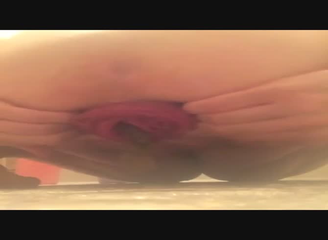 Video :Kinky lady fisting her ass to collect her shit